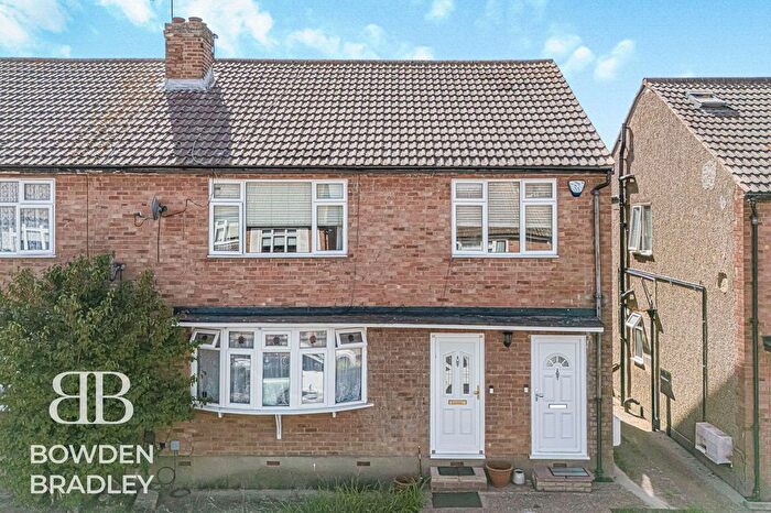 2 Bedroom Flat For Sale In Brookside, Ilford, IG6