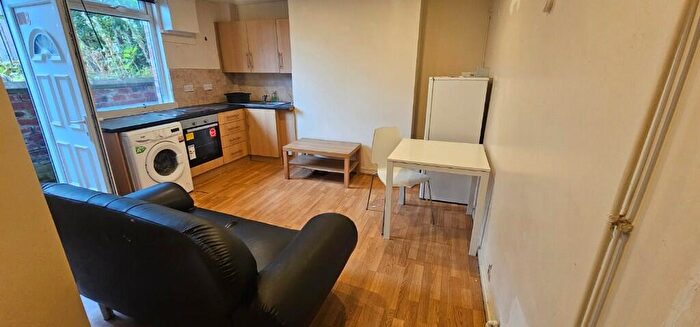 1 Bedroom Flat To Rent In Chapel Lane, Leeds, West Yorkshire, LS6