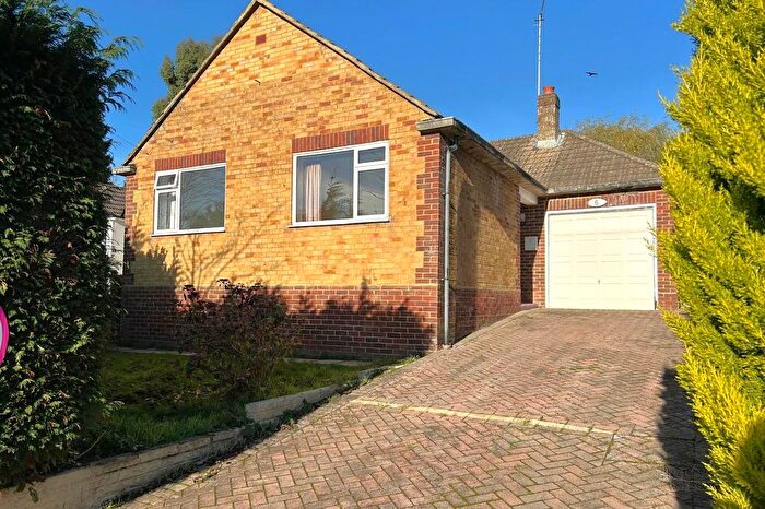 3 Bedroom Bungalow For Sale In Farnham Park Close, Farnham, Surrey, GU9