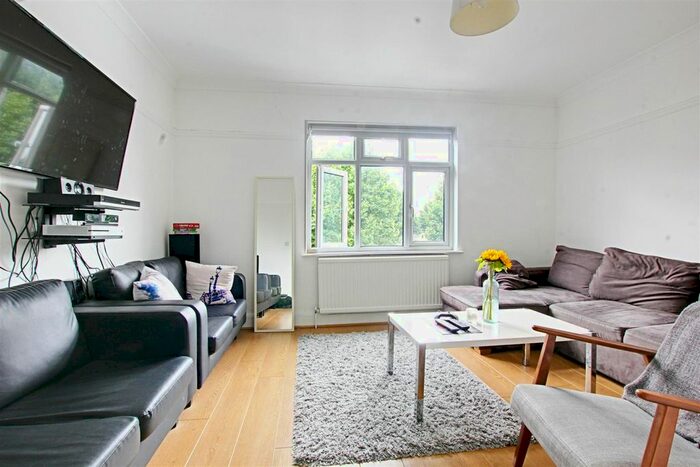 3 Bedroom Flat To Rent In Parkway, London, NW1