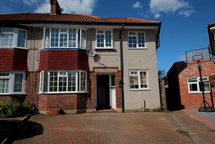 4 Bedroom House To Rent In Highbury Close, KT3
