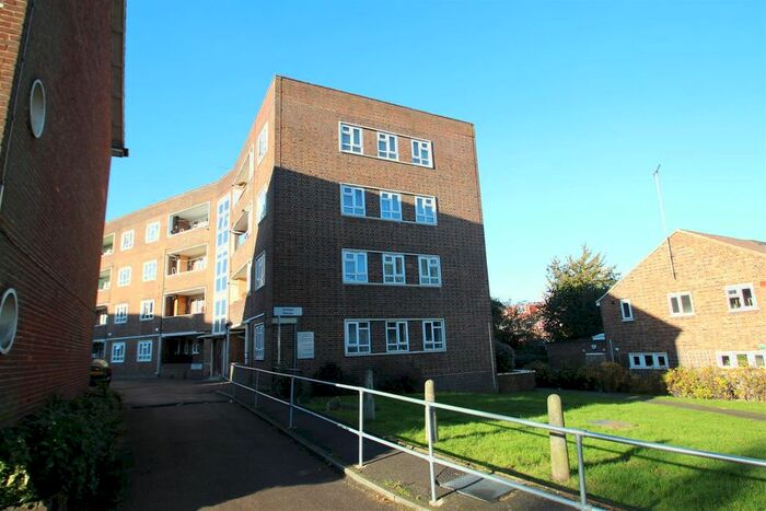 3 Bedroom Flat To Rent In Colney Hatch Lane, Muswell Hill, London N10