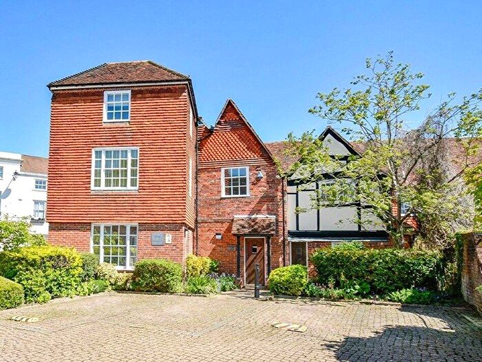 2 Bedroom Apartment For Sale In The Broadway, Newbury, Berkshire, RG14