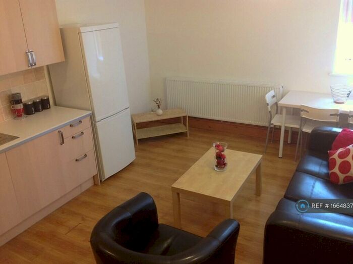 3 Bedroom Flat To Rent In Hyde Terrace, Leeds, LS2