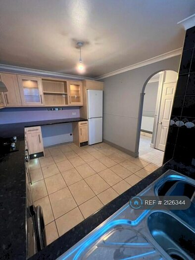 4 Bedroom Maisonette To Rent In Layard Square, London, SE16