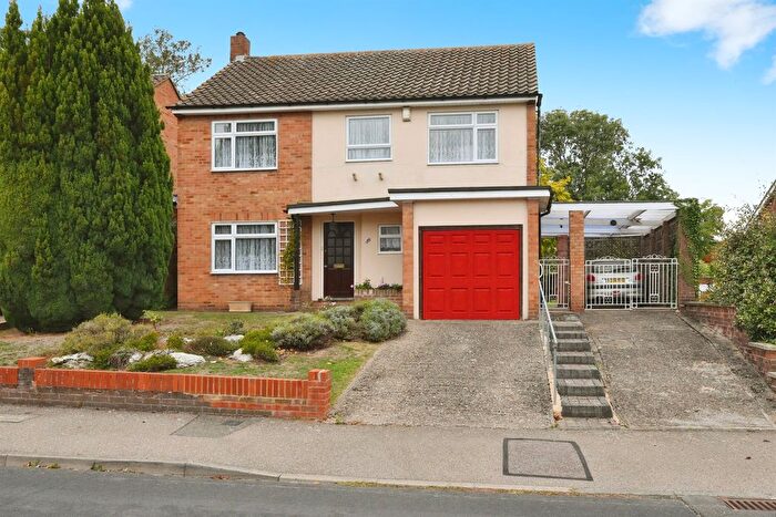 4 Bedroom Detached House For Sale In High Wood Road, Hoddesdon, EN11