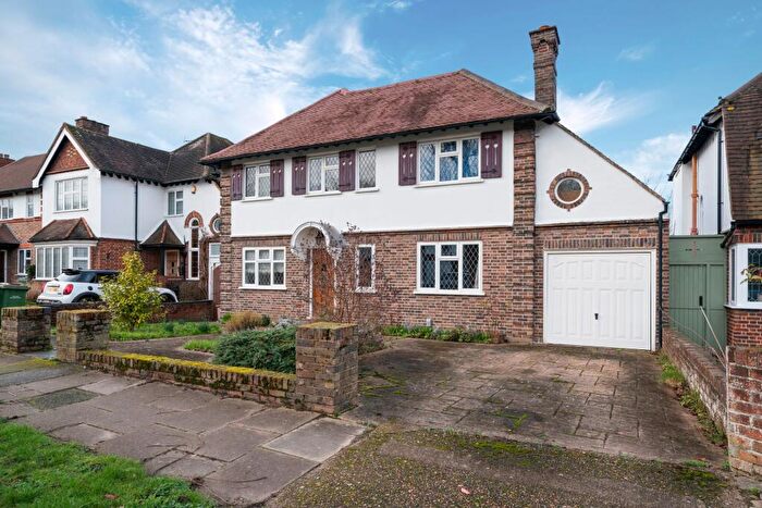 4 Bedroom Detached House For Sale In Claygate Lane, Esher, KT10