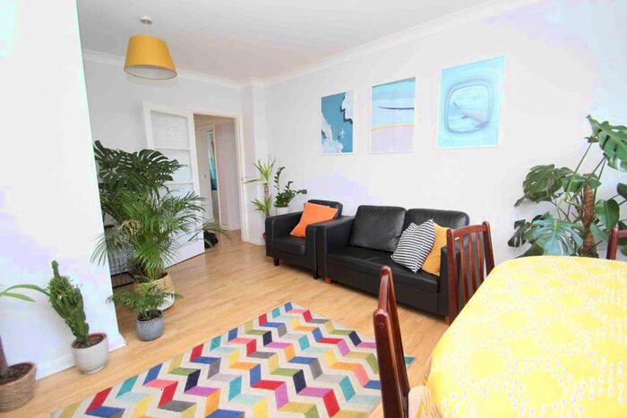 2 Bedroom Flat To Rent In Radcliffe Square, London, SW15