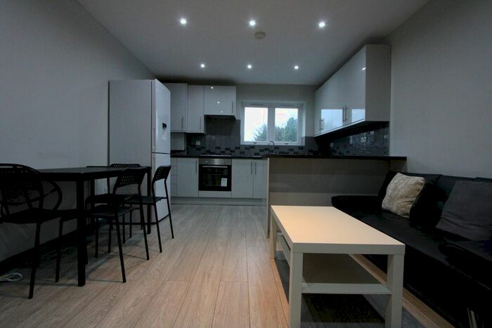 2 Bedroom Flat To Rent In Langley Park Road, Sutton, SM2