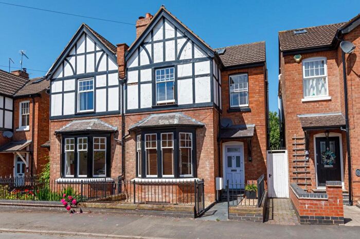 3 Bedroom Semi-Detached House For Sale In Wathen Road, Leamington Spa, CV32