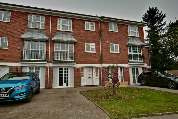 4 Bedroom Town House To Rent In Springpark Drive, Beckenham, BR3