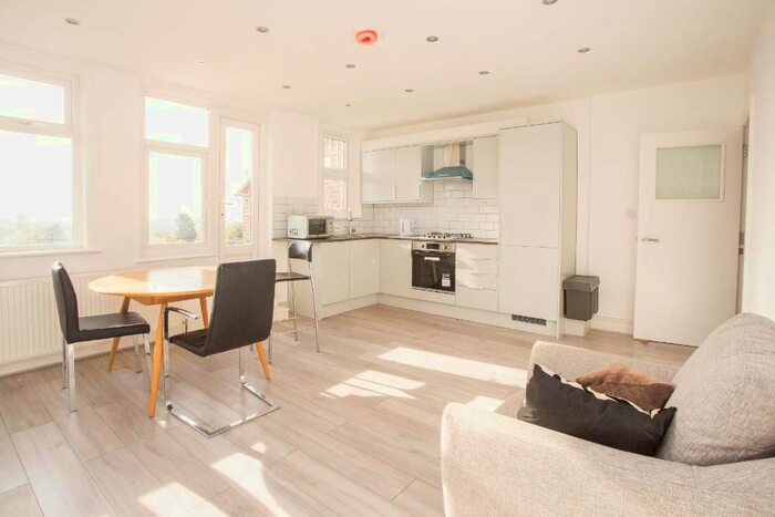 2 Bedroom Flat To Rent In A High Street, Heathfield, East Sussex, TN21