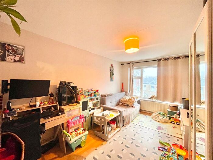 1 Bedroom Flat To Rent In Wood Street, London, E17