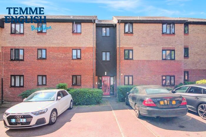 1 Bedroom Flat To Rent In Copperfields, Laindon, Basildon, SS15