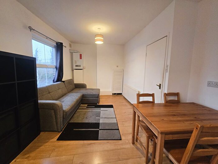 2 Bedroom Maisonette For Sale In Garratt Lane, London, SW18