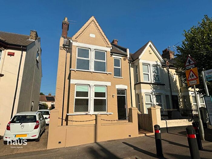 4 Bedroom End Of Terrace House For Sale In Rock Avenue, Gillingham, ME7