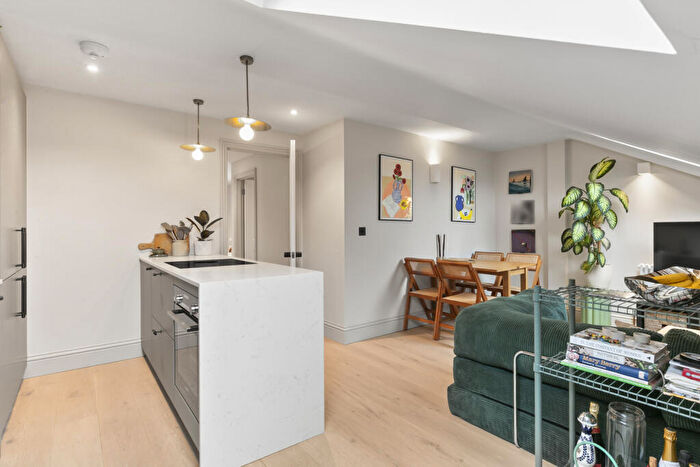2 Bedroom Apartment For Sale In Cavendish Road, SW12