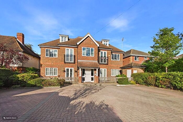 2 Bedroom Flat To Rent In English Court, Reading Road, Wokingham, Berkshire, RG41