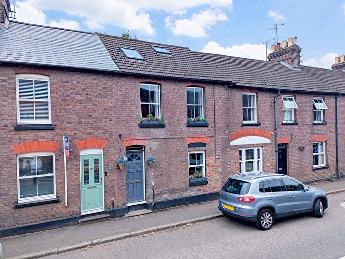 2 Bedroom Cottage For Sale In High Street, Markyate, AL3