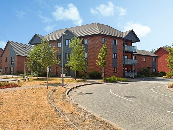 2 Bedroom Flat For Sale In Hawthorn Drive, Crowthorne, Berkshire, RG45