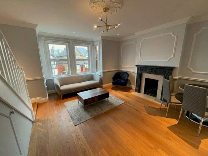 2 Bedroom Flat To Rent In Totteridge Lane, London, N20