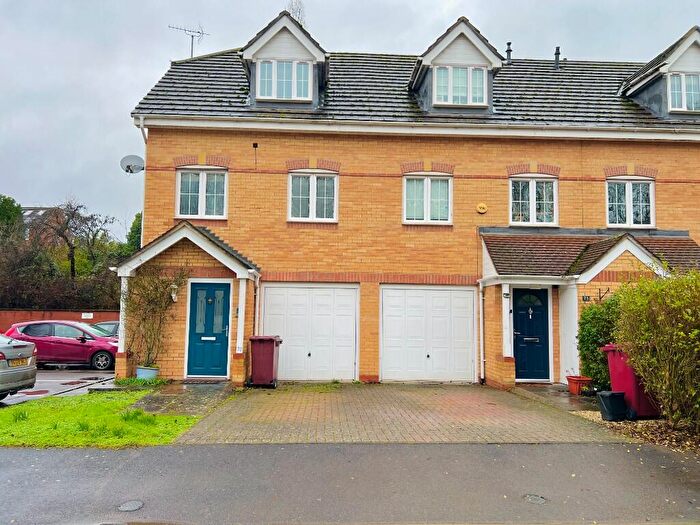 3 Bedroom End Of Terrace House To Rent In Ruskin, Henley Road, Reading, Berkshire, RG4