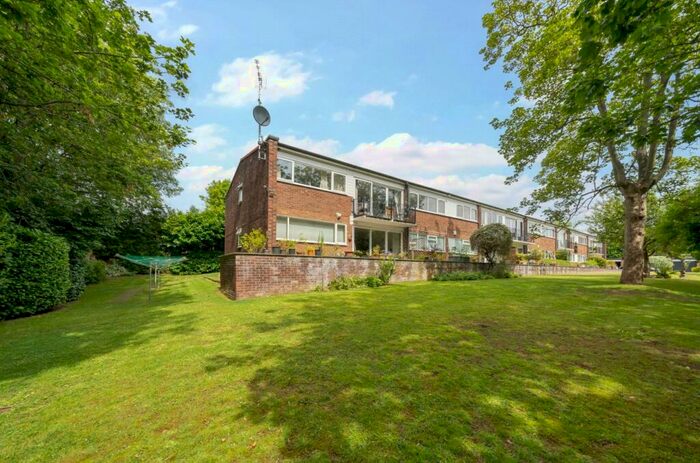 3 Bedroom Apartment To Rent In Southlands Close, Leeds, West Yorkshire, LS17