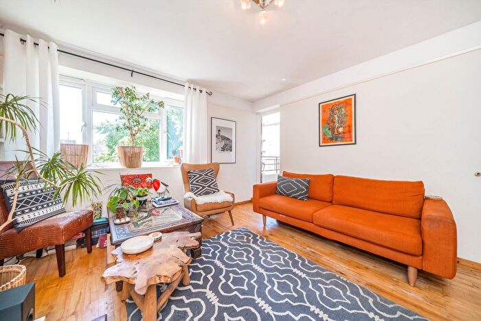2 Bedroom Flat For Sale In Peterborough Road, London, SW6