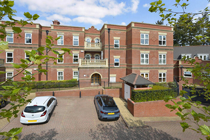 2 Bedroom Flat For Sale In Franklin Court, Godalming, Surrey, GU8