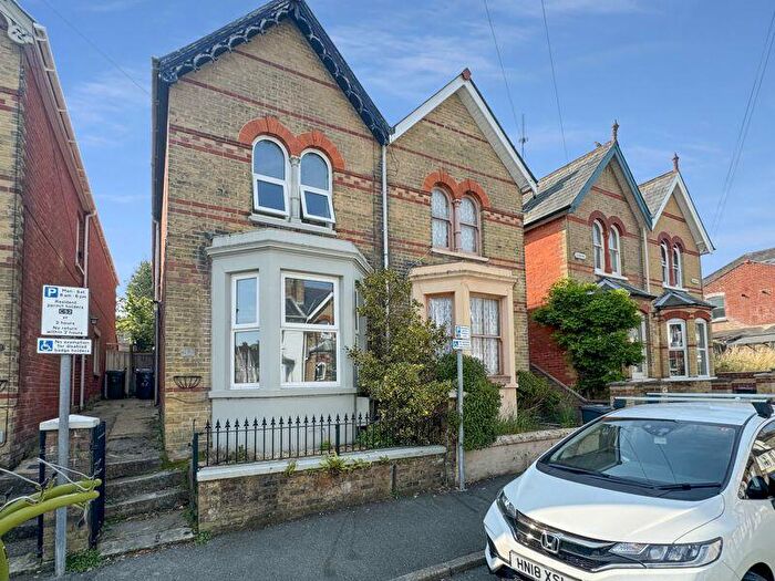 3 Bedroom Semi-Detached House To Rent In Beckford Road, Cowes, PO31