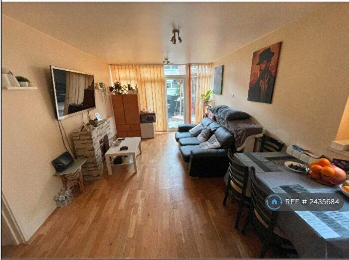 3 Bedroom Flat To Rent In Cat Hill, Barnet, EN4