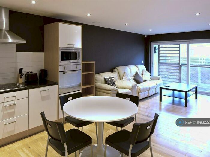 2 Bedroom Flat To Rent In Dock Street, Hull, HU1