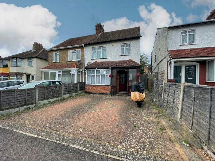 3 Bedroom Semi-Detached House To Rent In Deaconsfield Road, Hemel Hempstead, Hertfordshire, HP3