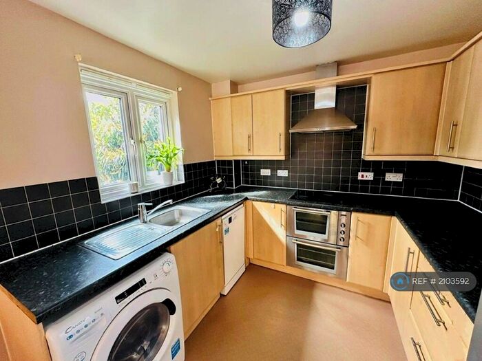2 Bedroom Flat To Rent In Cornell Court, Enfield, EN3