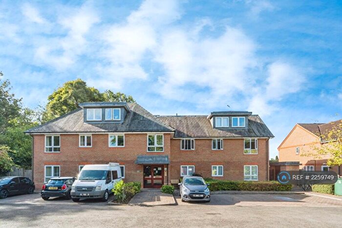 2 Bedroom Flat To Rent In Primrose Court, Guildford, GU4