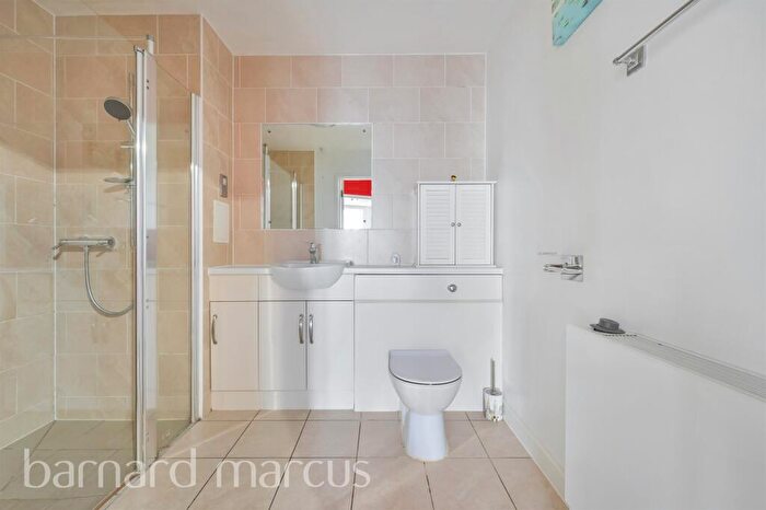 2 Bedroom Flat For Sale In Glengall Road, London, SE15