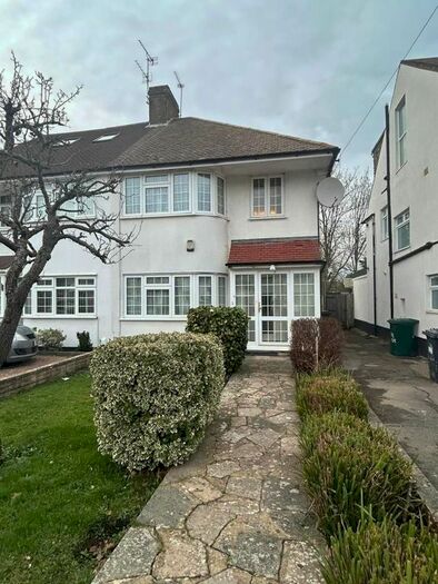 4 Bedroom Semi-Detached House To Rent In Edgware, Harrow, HA8