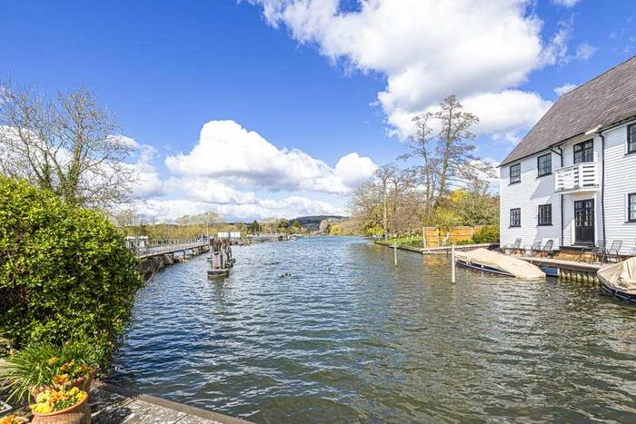 3 Bedroom Flat For Sale In Henley-on-thames, Henley-on-thames, RG9
