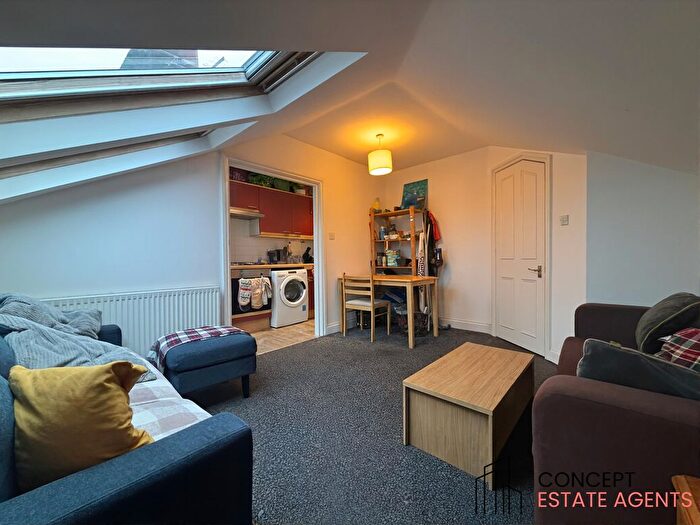 3 Bedroom Flat To Rent In Dafforne Road, Tooting Bec, SW17