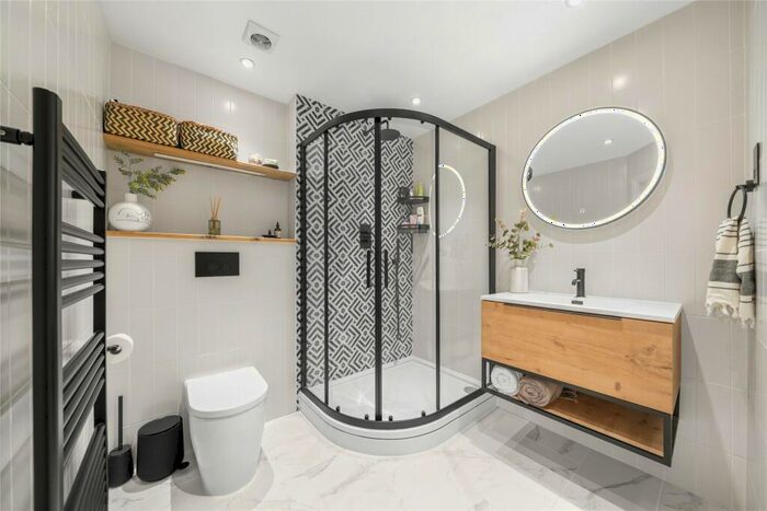 2 Bedroom Flat For Sale In Queens Road, Weybridge, Surrey, KT13