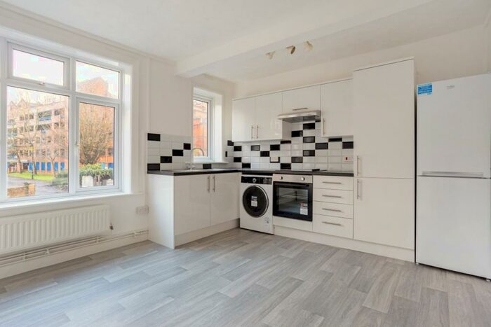 3 Bedroom Apartment To Rent In Devonshire Mansions Devonshire Road, SO15