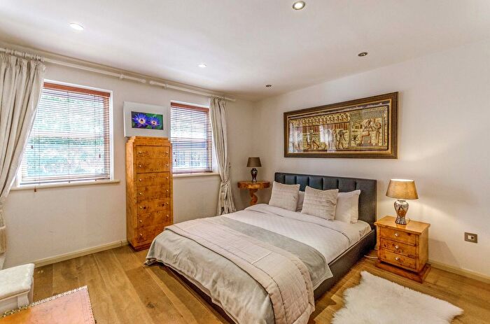 3 Bedroom Flat To Rent In Baldwin Gardens, Holborn, London, EC1N