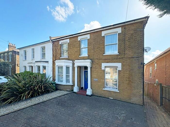 Studio To Rent In Cherry Orchard, Staines, TW18