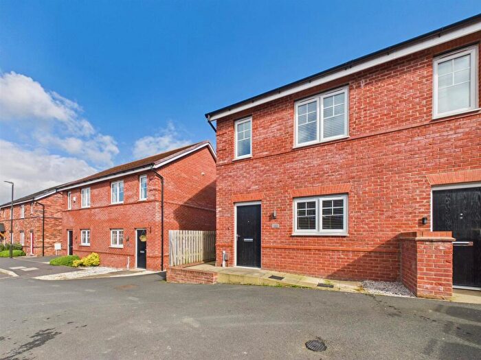 2 Bedroom Town House For Sale In Kinglas Drive, Mickleover, Derby, DE3