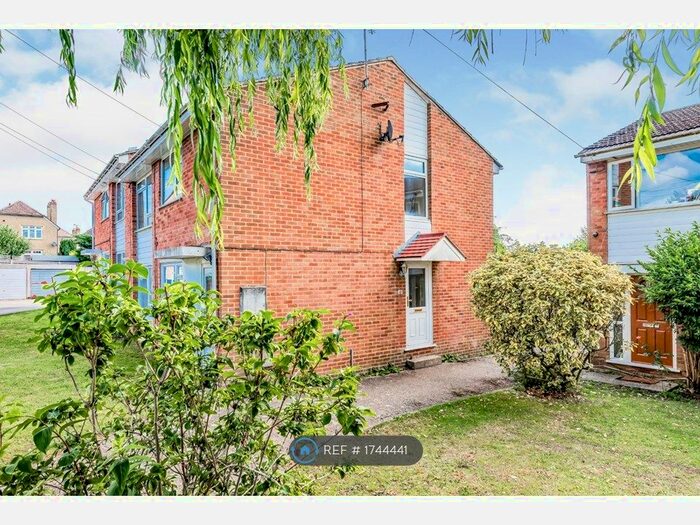 2 Bedroom Flat To Rent In Rushden Way, Farnham, GU9