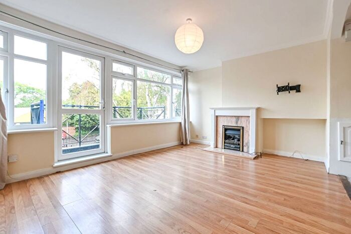 3 Bedroom Flat To Rent In Wingfield Road, Walthamstow, London, E17