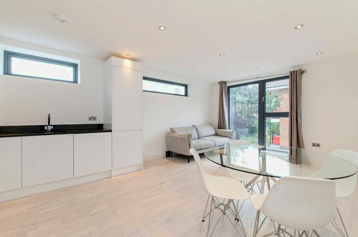 2 Bedroom Flat To Rent In Wandsworth Road, Nine Elms, London, SW8