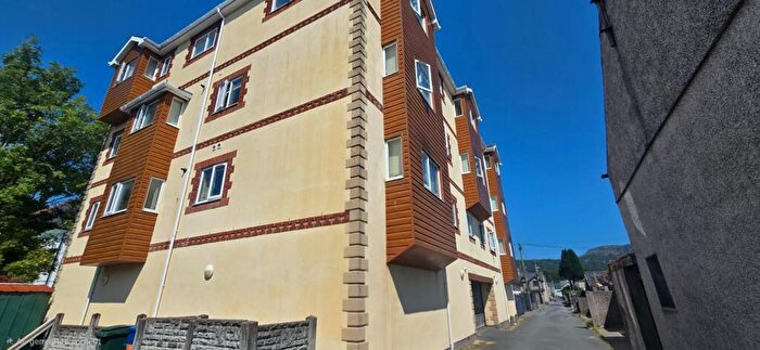 3 Bedroom Flat For Sale In Porthmadog, LL49
