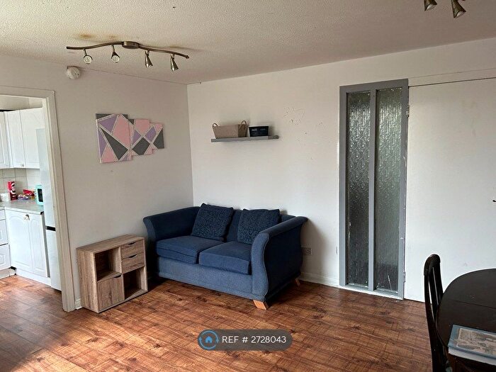 2 Bedroom Flat To Rent In Sandbank Avenue, Glasgow, G20