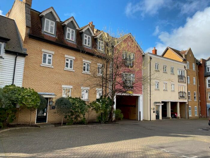 2 Bedroom Flat To Rent In Roche Close, Rochford, Essex, SS4